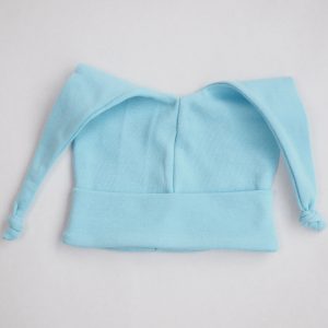 Lichtblauw babymutsje met knoopjes