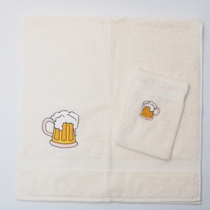 Ecru handdoek en washand bierglas