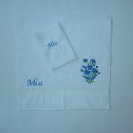 Witte handdoek en washand met bloem