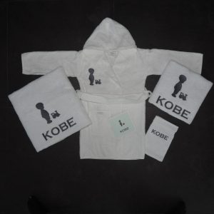 Geboorteset Kobe met badjasje, douchelaken, handdoek en washand