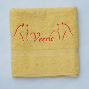Gele handdoek en douchelaken met paard en naam