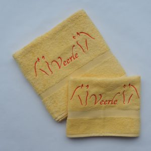 Gele handdoek en douchelaken met paard en naam