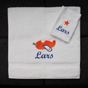 Witte handdoek en washand met vliegtuigje voor Lars
