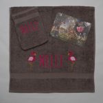 Taupe handdoek en washand met famingo's voor Nelle