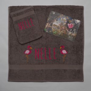 Taupe handdoek en washand met famingo's voor Nelle